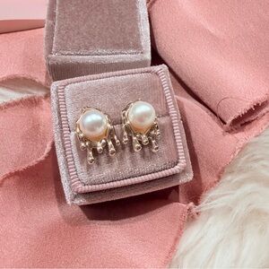Pearl Stud Earrings with Gold Melted Design Modern Chic‎